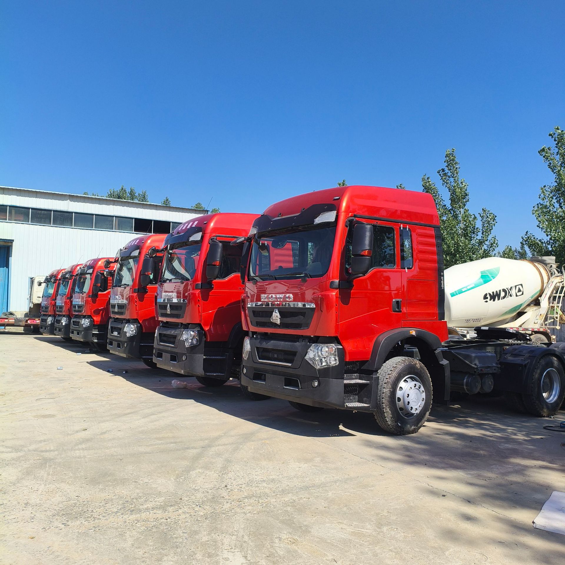Exporting Howo 350-Horsepower Cement Tanker, Large 12-Cubic-Meter and 14-Cubic-Meter Cement Tanker