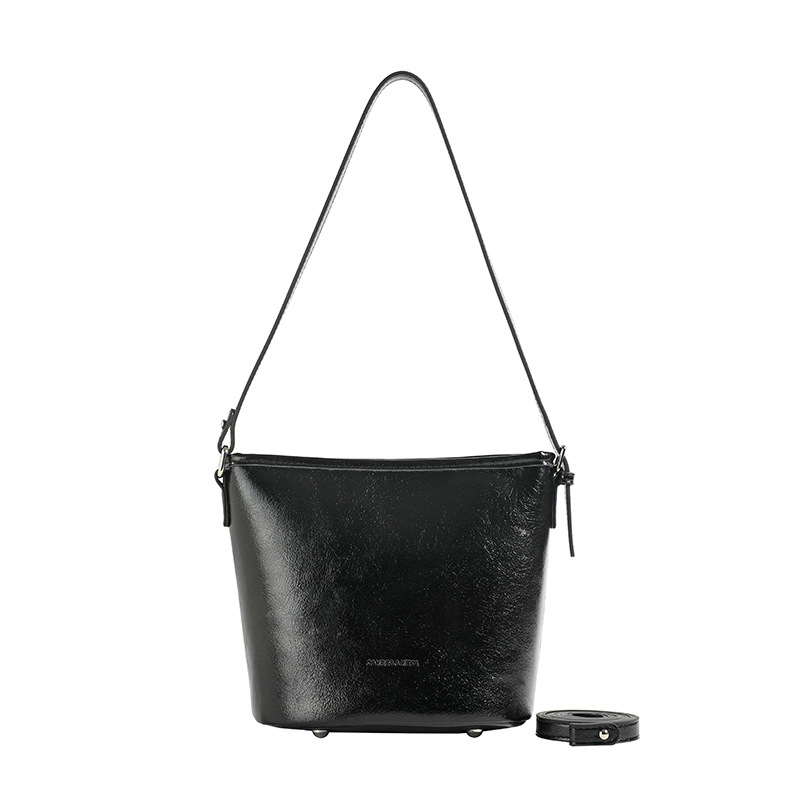 Bolsos de mano retro de alta textura para mujeres 2025, nuevos bolsos de hombro de moda simples, bolsos de cubo de transporte universal