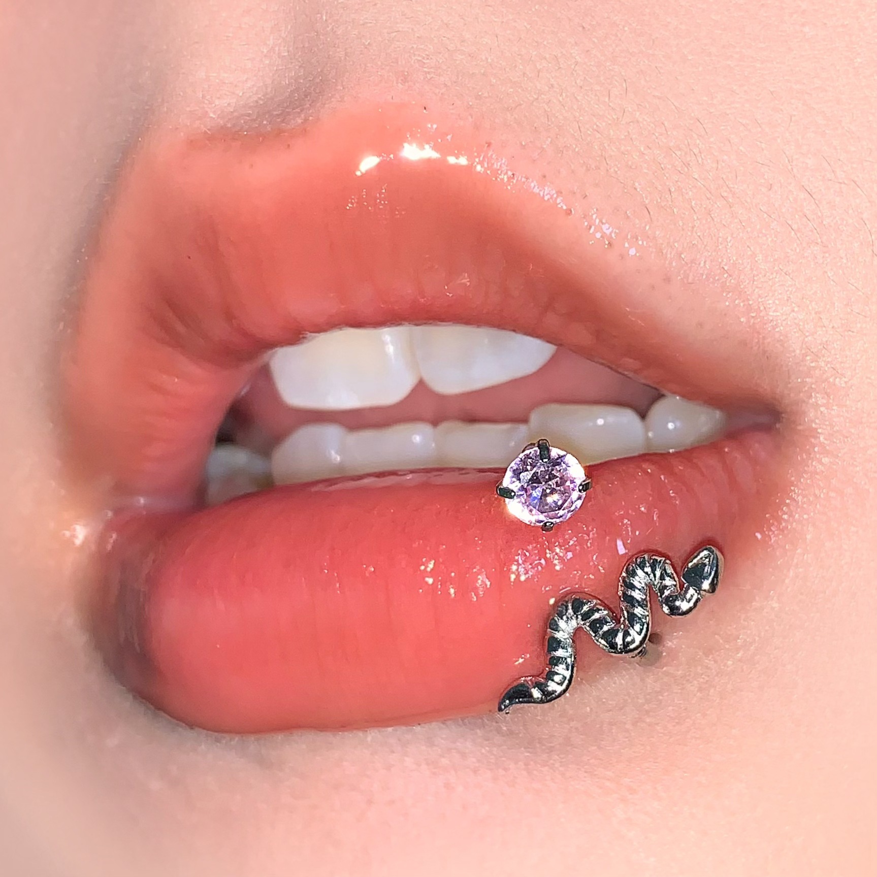 16G labret stud size and finish detail
