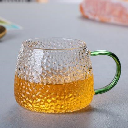 ハンマーのガラスのコップはお茶を入れるコップを持っています。|undefined