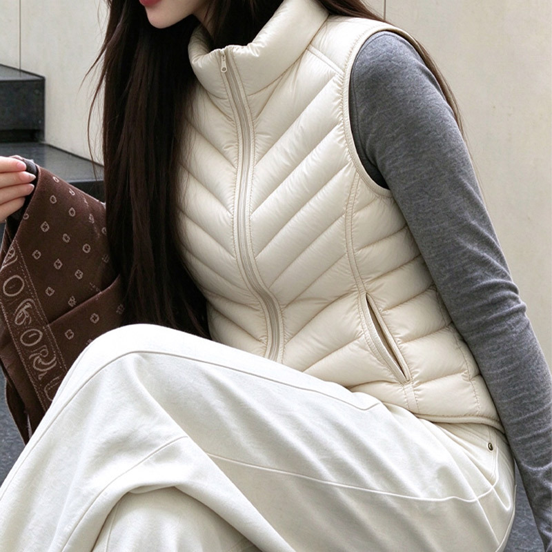 Women's short, hooded down vest, 2026 winter new style, lightweight, 90% duck down, flat design