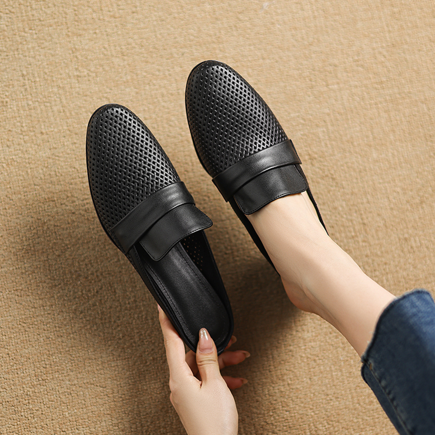 Sandal nữ quai ngang mũi kín gót thấp đế xốp nhẹ mùa xuân hè — đen