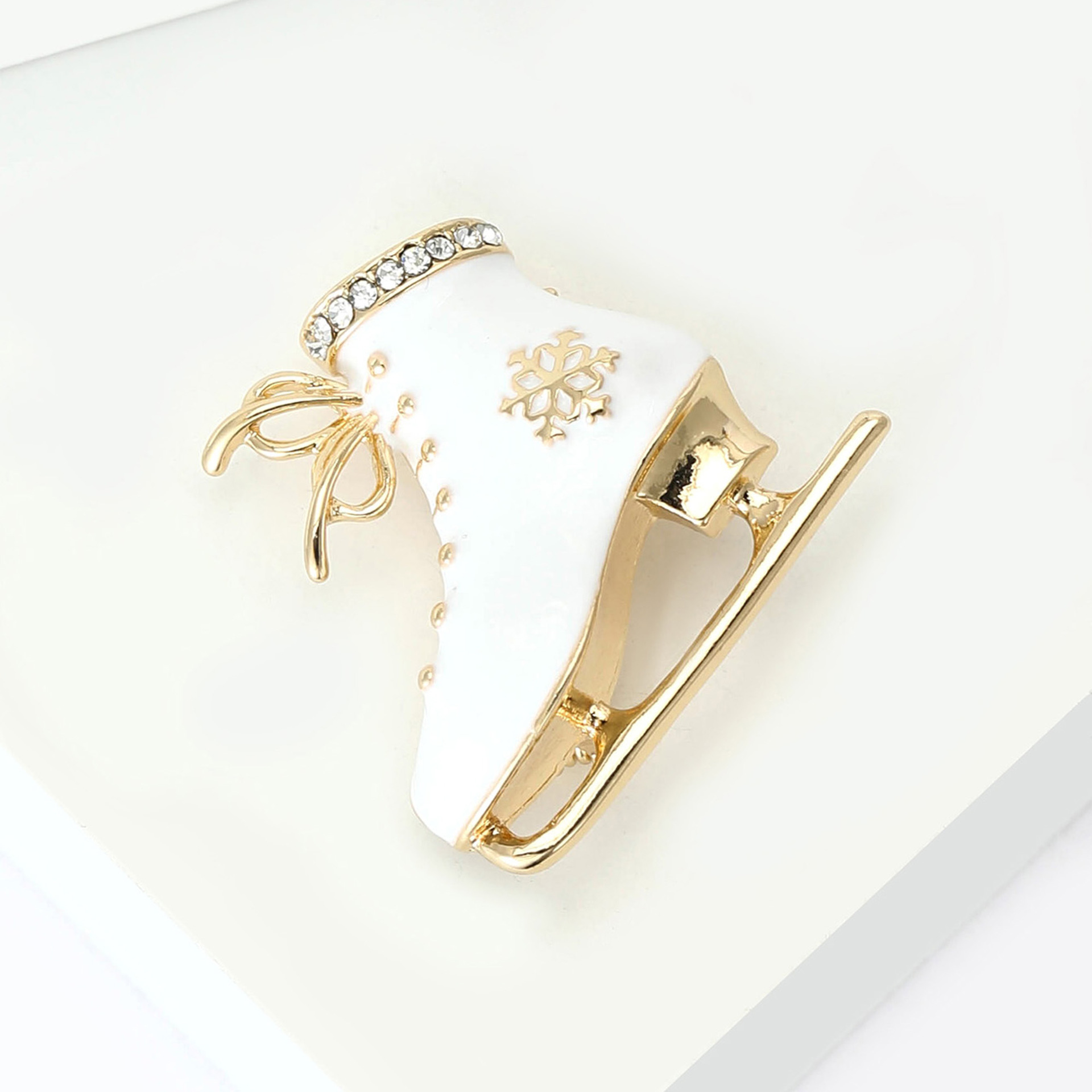 New European and American Fashion Christmas Ice Skate Brooch with Rhinestones and Enamel, Versatile and Stylish Suit Lapel Pin