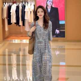 高级感法式真丝连衣裙女2026夏新款气质收腰显瘦时尚V领印花长裙