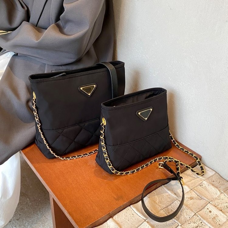 Bolso de cubo de cadena de diamante 2024 nuevo estilo de alta calidad sensación de nicho de moda bolso de hombro casual versátil mochila