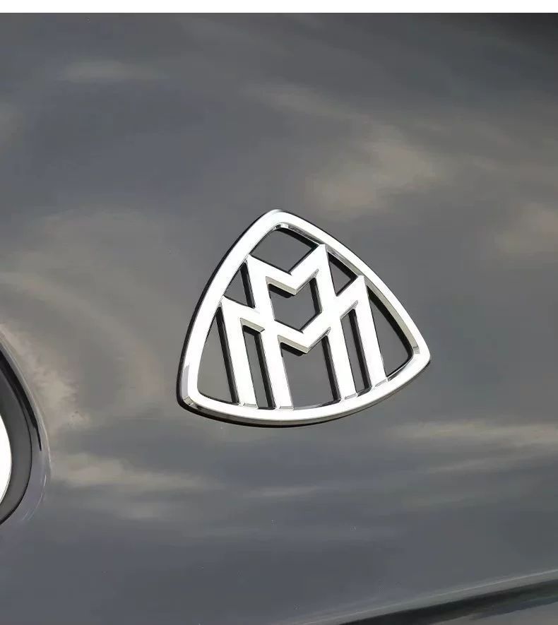 Mercedes-Benz V260L modified with Maybach VS680L tail emblem, VS980L lettering, and 560 car emblem, featuring English lettering