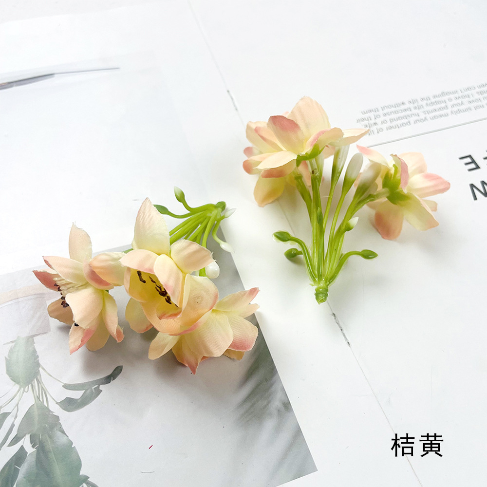 Simulación de flores 3 cabeza mini cadena de loto DIY tela de seda flores falsas tocado de flores material de broca de flores para hacer decoración de salón de bodas