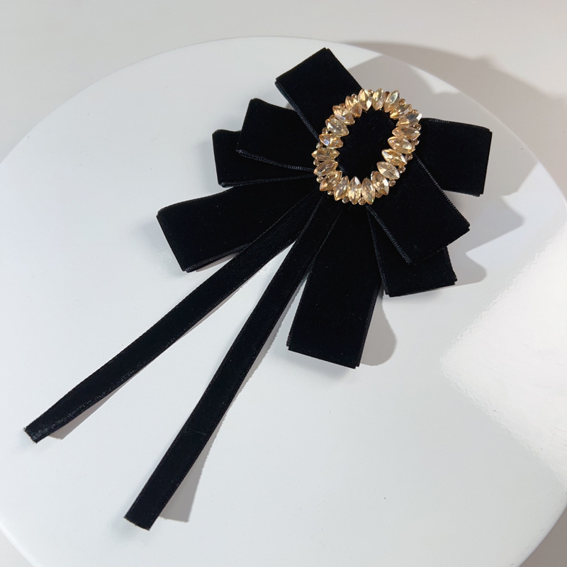 Joyería transfronteriza Otoño e Invierno estilo Chanel Estilo Vintage terciopelo negro arco de alto grado de oro pajarita broche femenino venta al por mayor