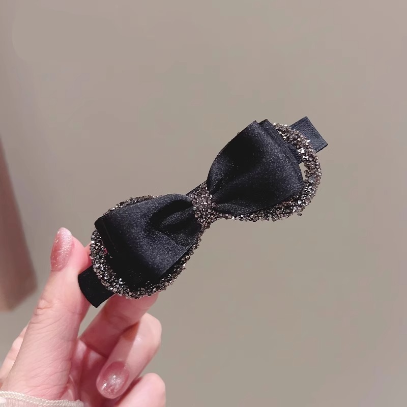 軽くて豪華な質感の蝶結びのヘアピンの小さい香風の黒い一字は後頭部の髪を挟みます。|undefined