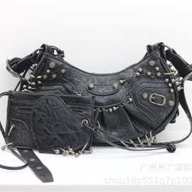 新款穿孔多钉新款单肩轻奢月牙包质感法式腋下包甜酷辣妹机车包