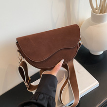 洋气小包包女小众设计半圆形马鞍包2025新款宽肩带纯色单肩斜挎包
