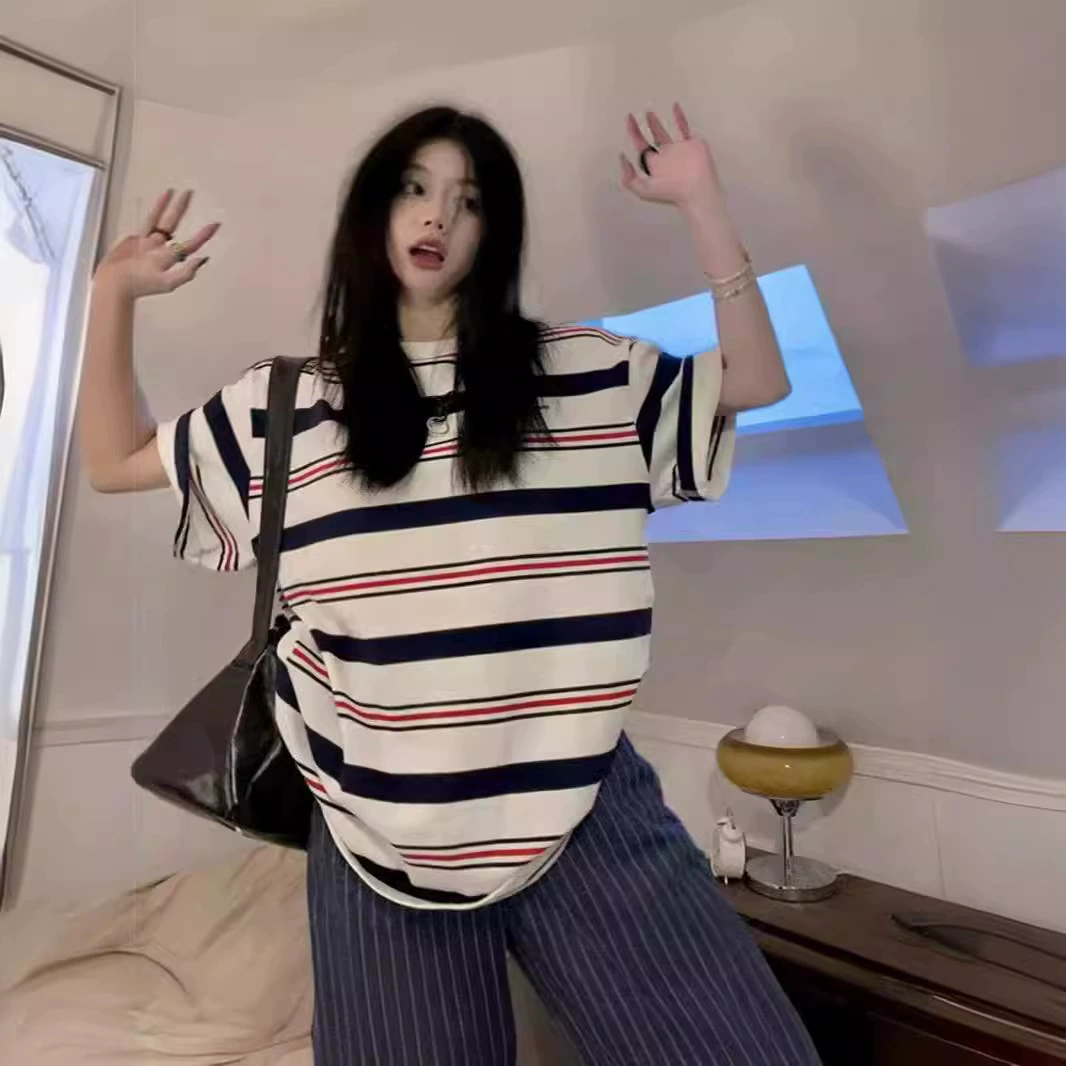 Корейская версия 2024, летняя новинка в полоску, женский свободный универсальный топ средней длины с короткими рукавами, модный универсальный топ