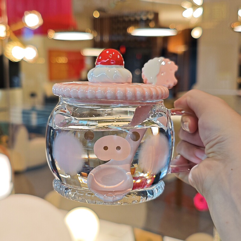 かわいいカップを飲む女性は高温に耐えます。|undefined
