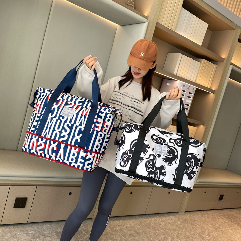 Capacious fashionable travel bag for men and women