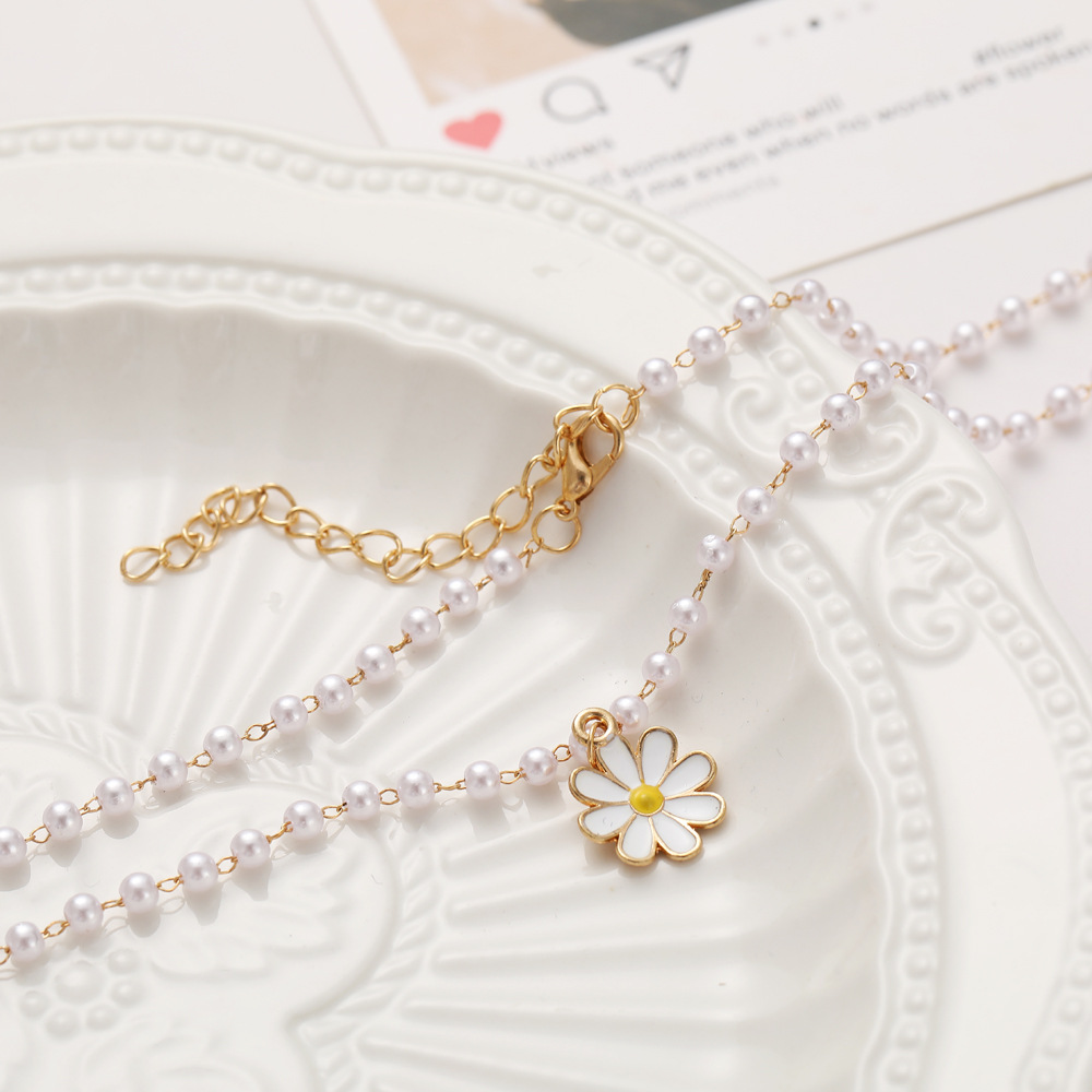 wholesale new creative pearl small daisy pendent alloy necklace Nihaojewelry
