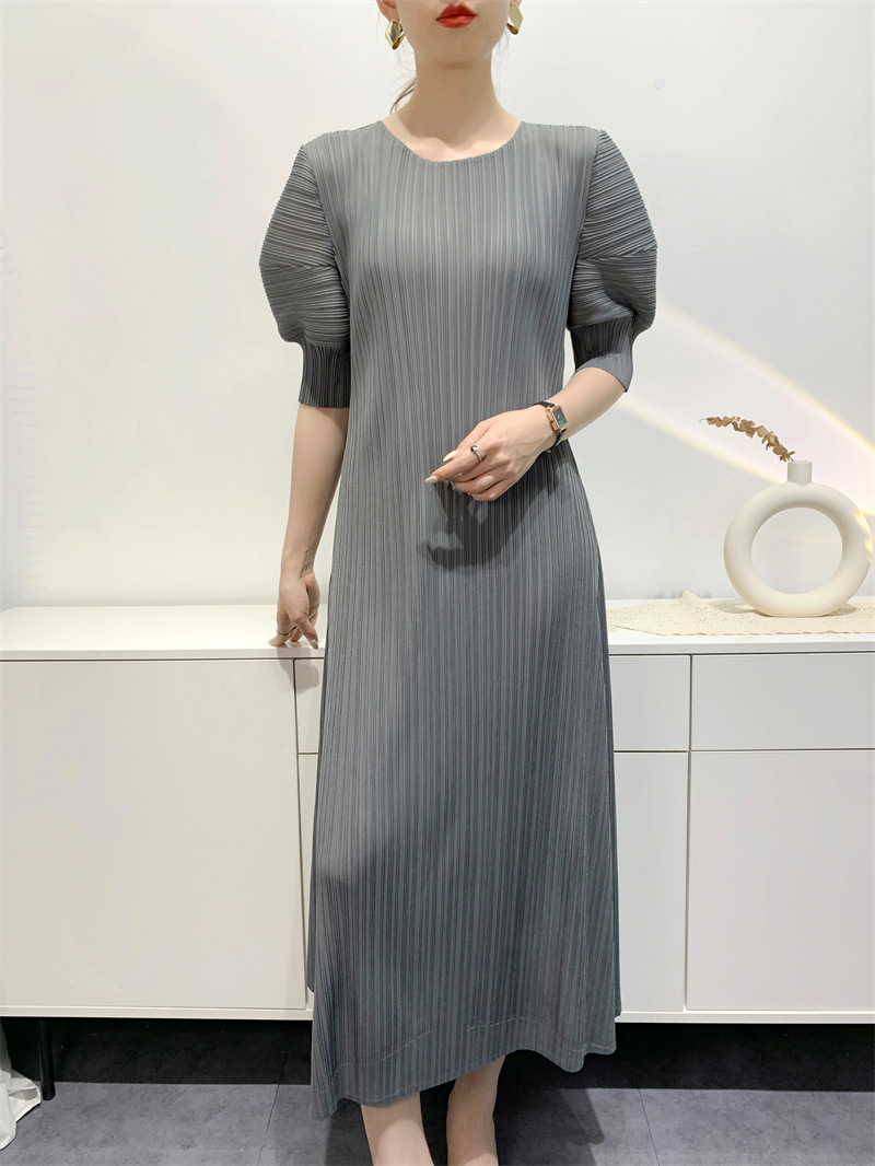 2024春夏のワンピースの女性のしわのスカートのファッションは年齢を減らしてゆったりしています。