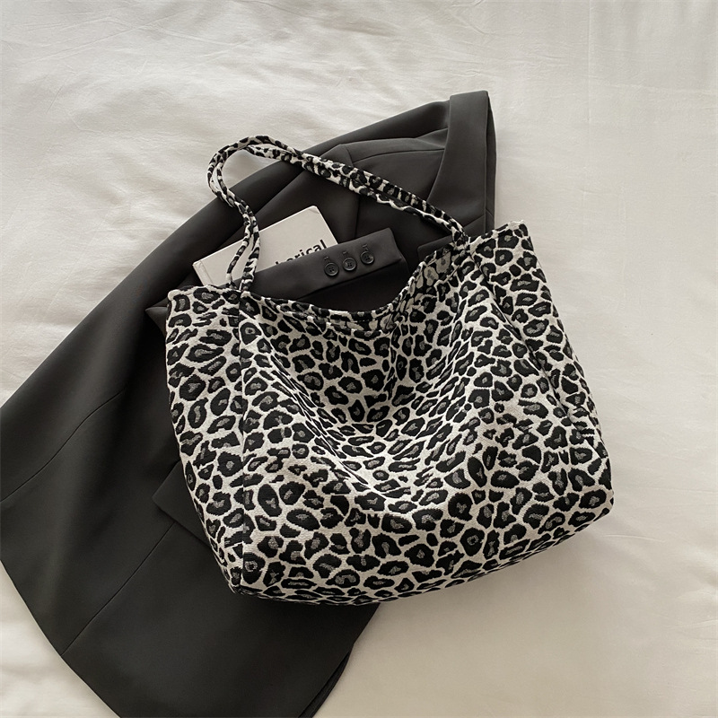 Otoño y invierno bolsas de terciopelo de seda de gran capacidad para mujeres 2024 nueva moda leopardo de hombro bolsas de viaje bolsas de brazo