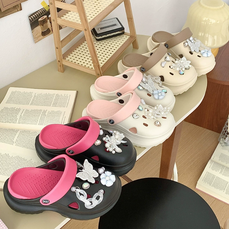 Легкая роскошная пещерная обувь женская весна и лето 2025 новый жемчуг цветок бабочка мода носить нескользящие холодные тапочки
