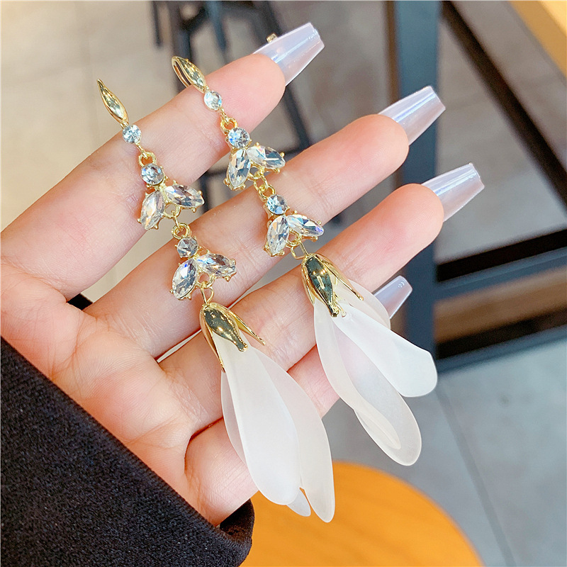 2024 Pendientes de borla de moda de nuevo estilo Pendientes largos de temperamento Pendientes de pétalo de espiga de circón con incrustaciones de súper hadas
