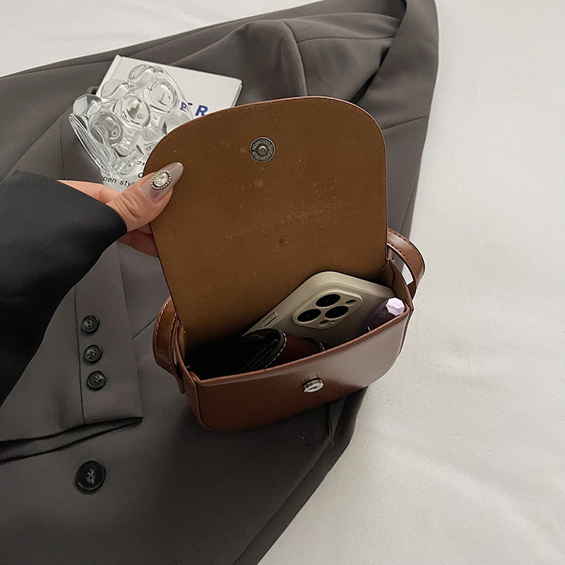 Single shoulder solid color, simple and versatile, casual crossbody mobile commuting mini box, saddle bag, women's bag_voghion.com