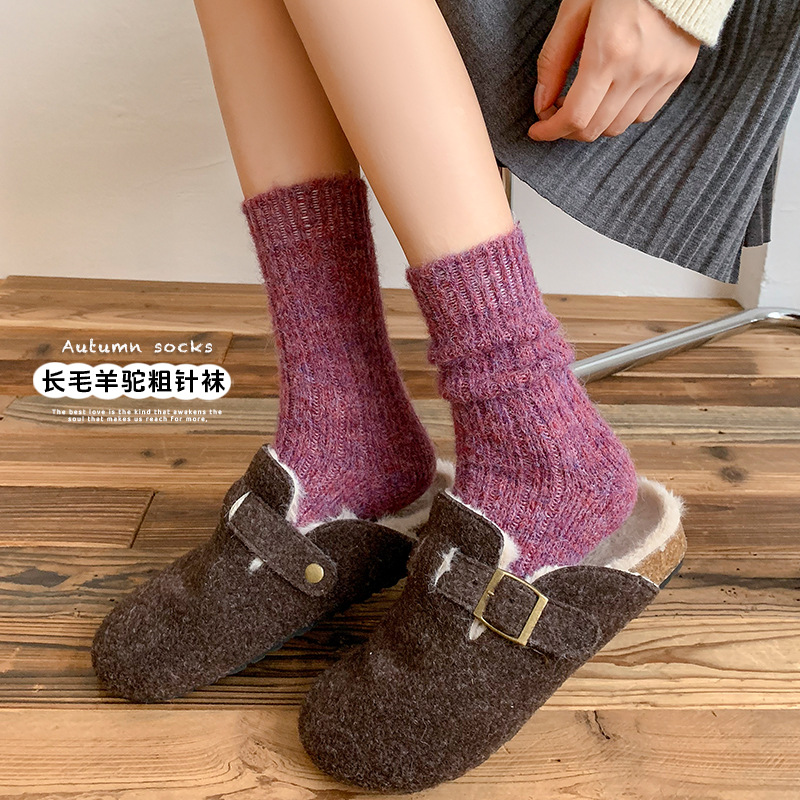 Calcetines para mujeres de otoño y invierno gruesas de lana de oveja de color sólido coreano de agujas gruesas calientes de estilo universitario calcetines de pila en casa