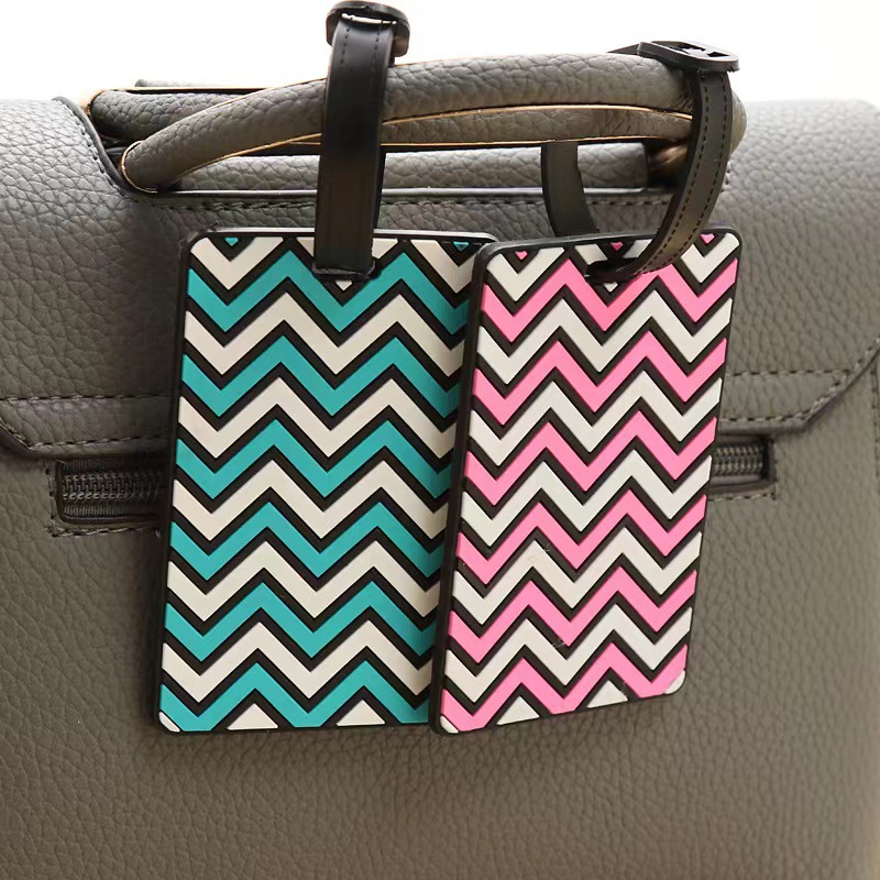 Semplici etichette per bagagli in PVC ondulato con rivestimento in resina epossidica e codice QR._voghion.com