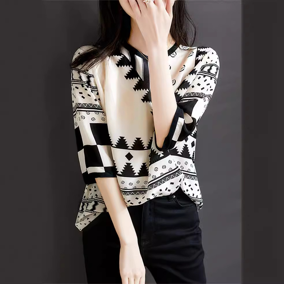 Design summer shiffon light and thin T-shirt with a round collar