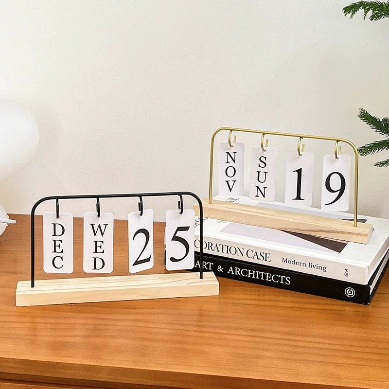 Трансграничная минималистская металлическая рамка переворачивает страницы с деревянным календарем