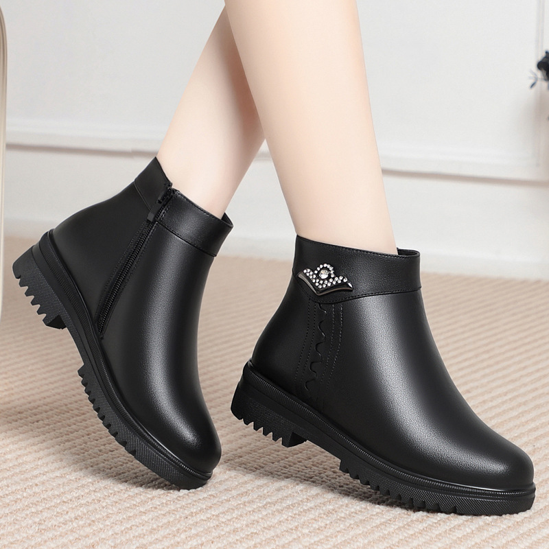 冬中年羊毛软皮短靴女平底防滑加绒皮靴加绒中老年人妈妈棉鞋保暖