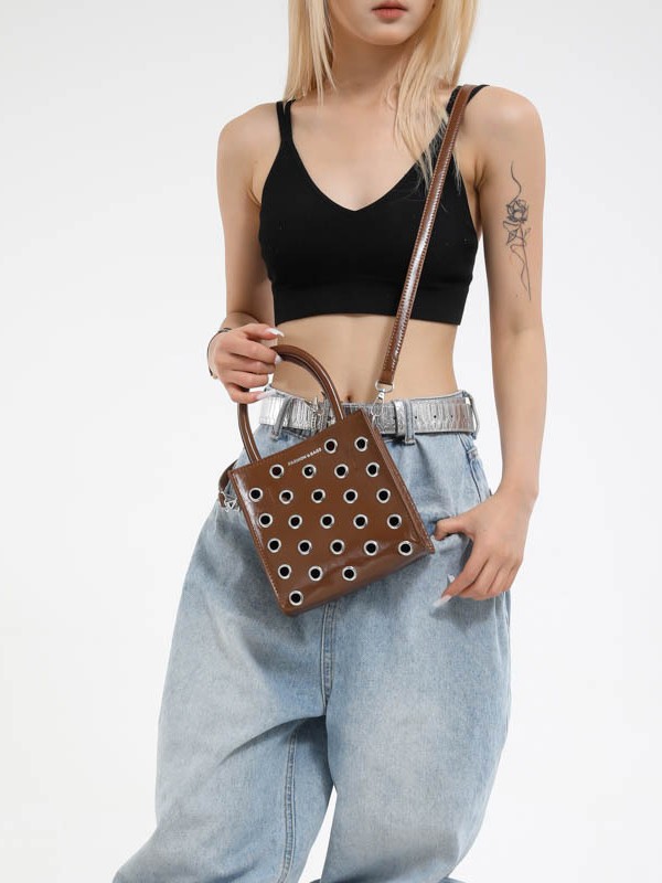 Bolsa punk europea y americana para mujeres 2026 nuevo retro remaches agujeros bolsos cuadrados de viaje ocio mochila de hombro