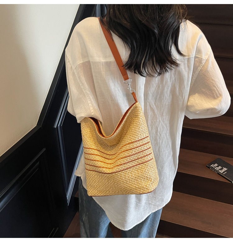 Bohemian hand-woven straw bag for women, large capacity 2025 new summer single-shoulder crossbody beach bag undefined