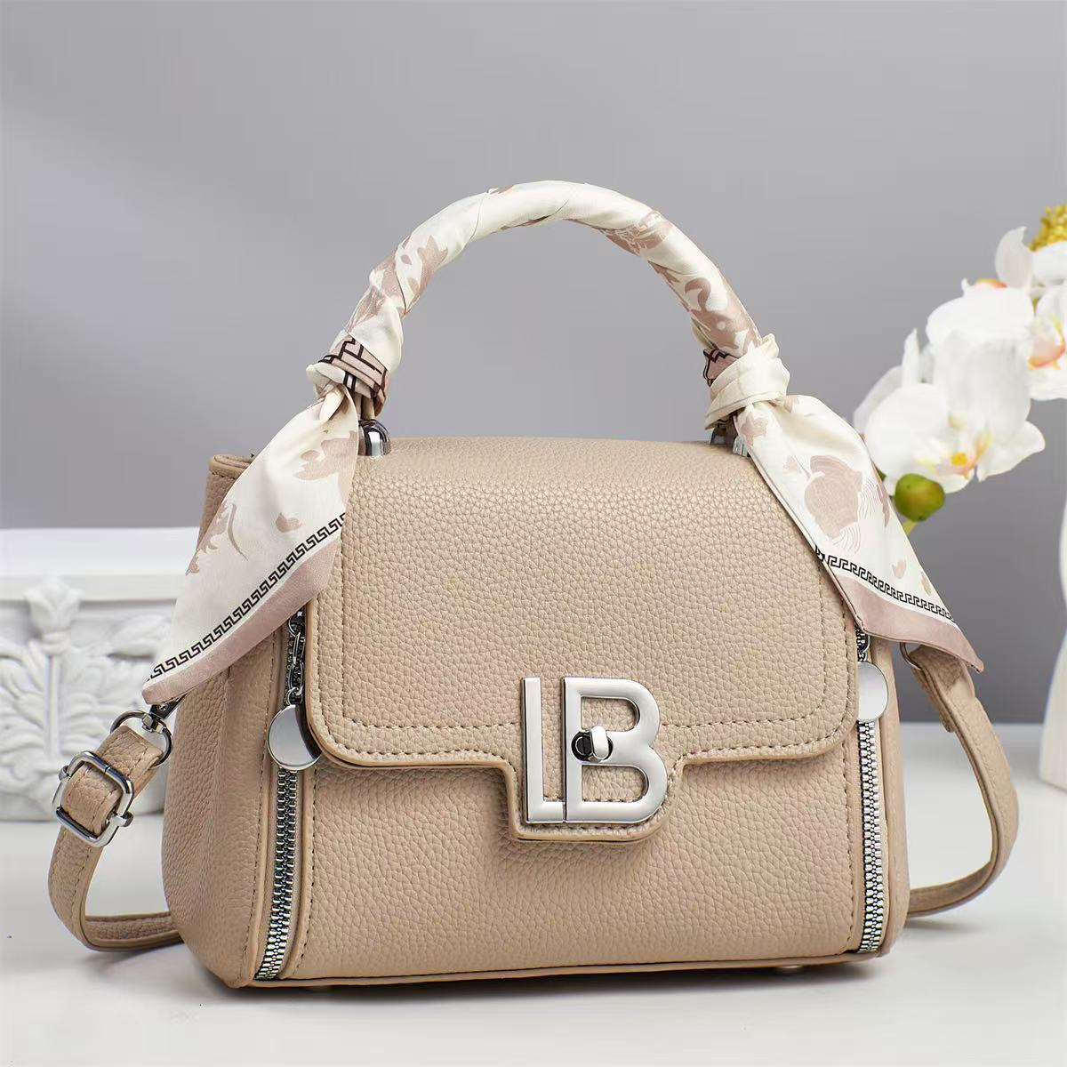2025 nuevo bolso de hombro de moda bolso de mensajero de cuero suave para mujer bolso ligero para mujer bolso pequeño para mujer verano textura versátil image 1