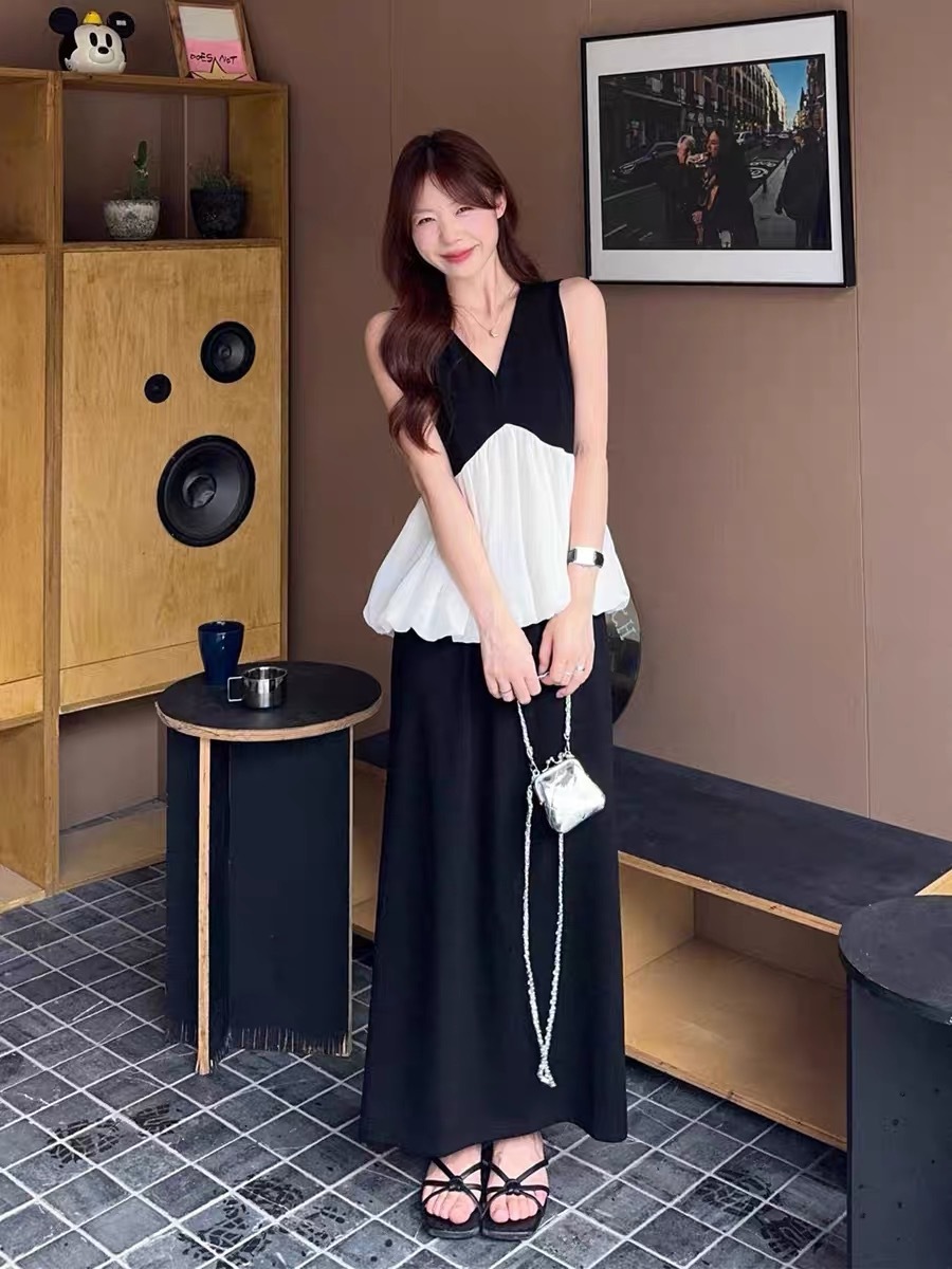 Bộ áo hai dây phối chân váy midi phong cách Hàn Quốc — đen