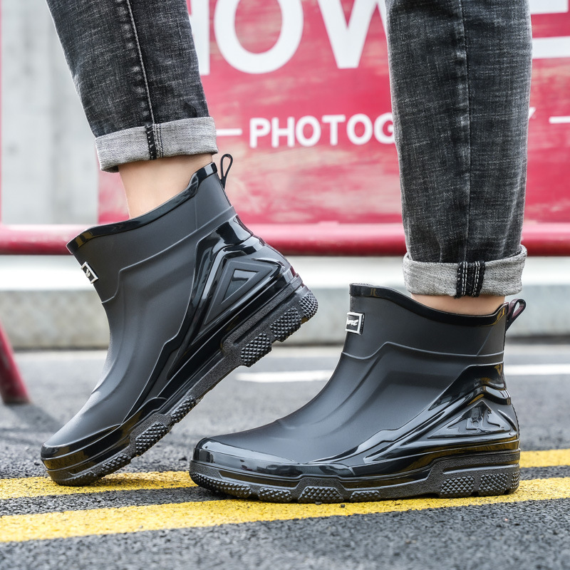 Botas de lluvia de media pantorrilla para hombres zapatos de agua de baja pantorrilla de moda antideslizante impermeable corto de suela gruesa PVC resistente al desgaste en stock al por mayor