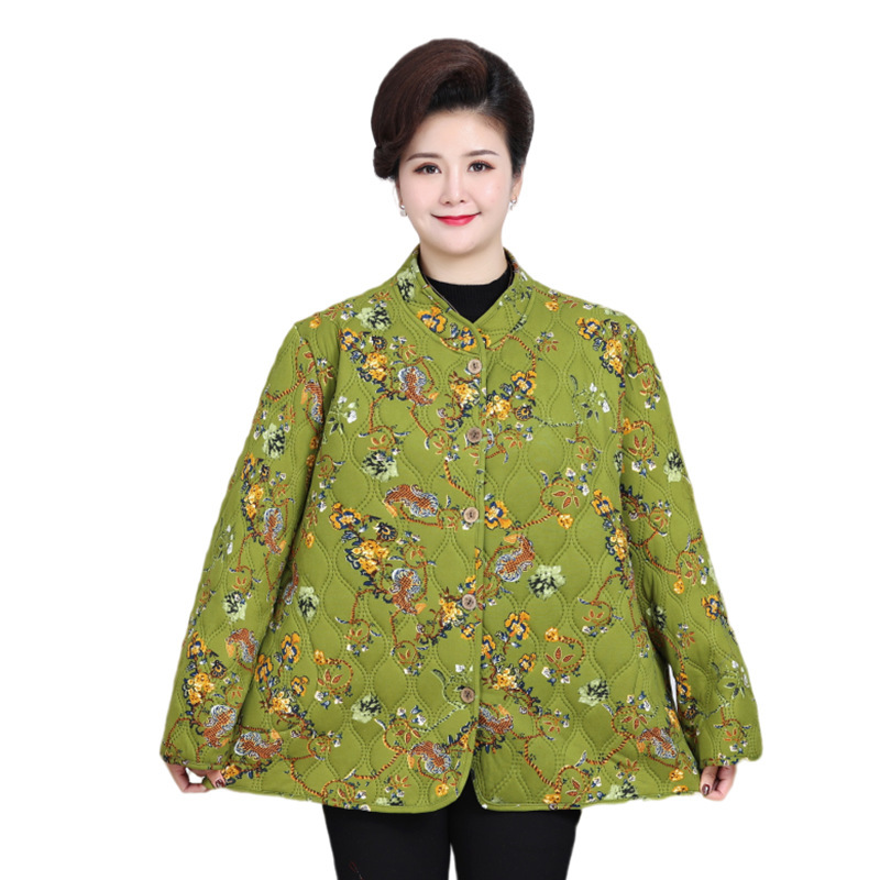 新型のお母さんは秋冬服を着て保温します。|undefined