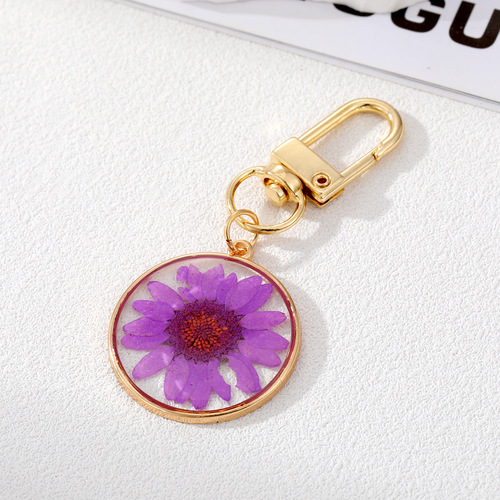 Cross-border e-commerce colorful glue dried flower keychain popular pastoral style daisy transparent flower pendant bag pendant