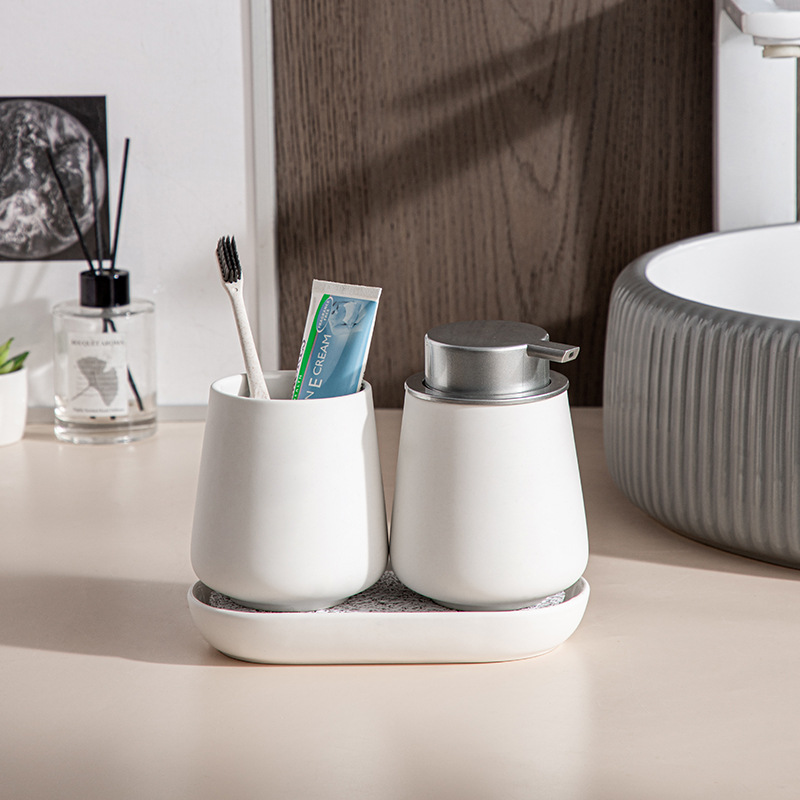 Amazon Venta caliente de cerámica baño juego de tres piezas de silicona pintura de goma Botella de jabón de espuma de prensa Taza de desinfectante de manos