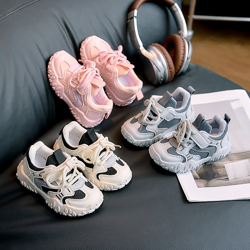 Zapatos infantiles de otoño 2025 nuevos zapatos deportivos de velcro para niños cómodos transfronterizos zapatos de corrida ligeros para niñas