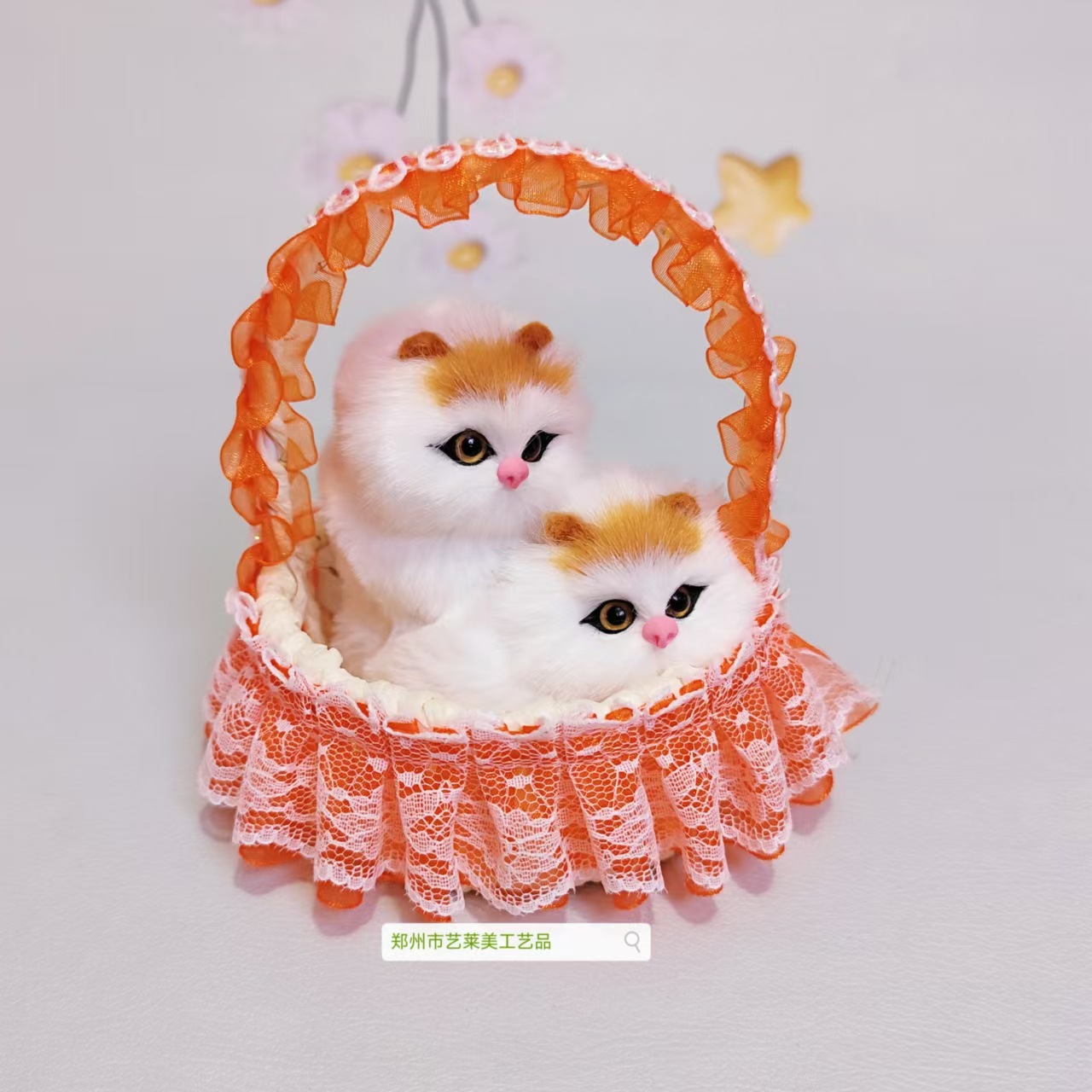 주황색 레이스 바구니 암컷 고양이는 짖을 수 있습니다