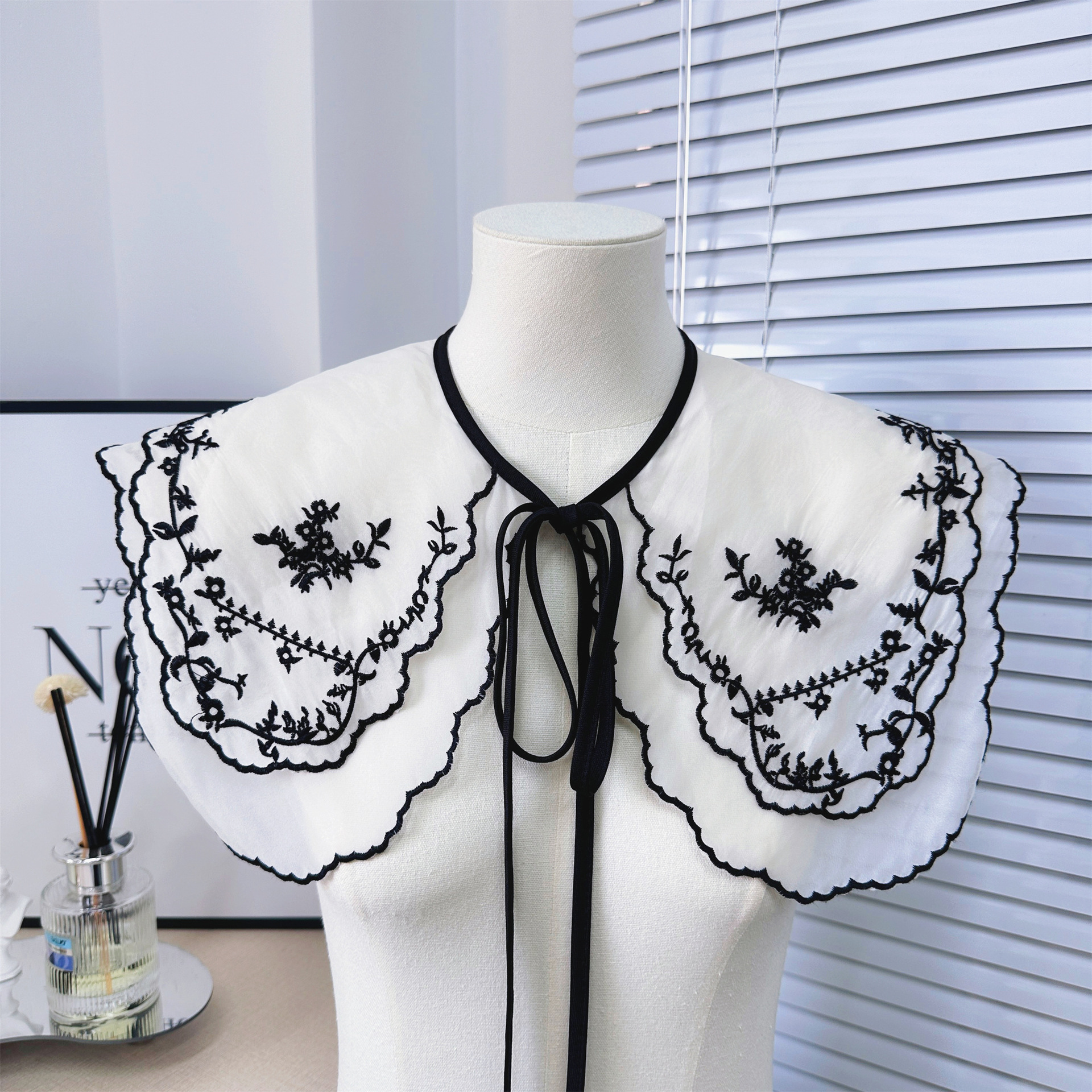 Nuevo estilo japonés fresco blanco encaje collar flor bordado doble capa malla encaje collar falso fábrica al por mayor image 3