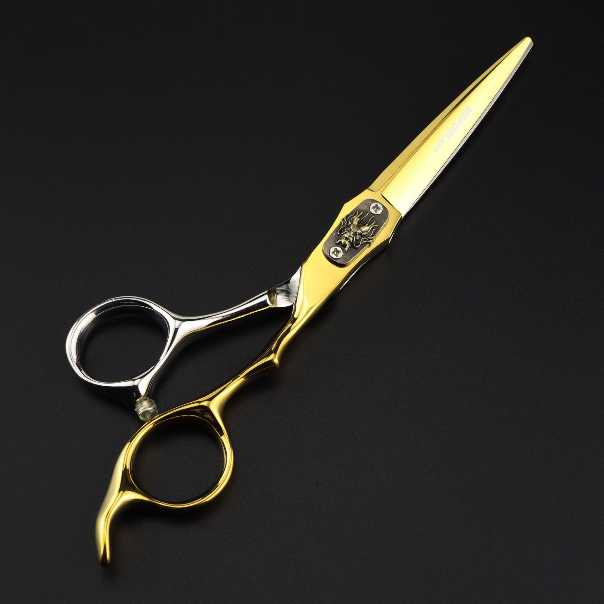 밝은 금색 수도꼭지 플랫 컷