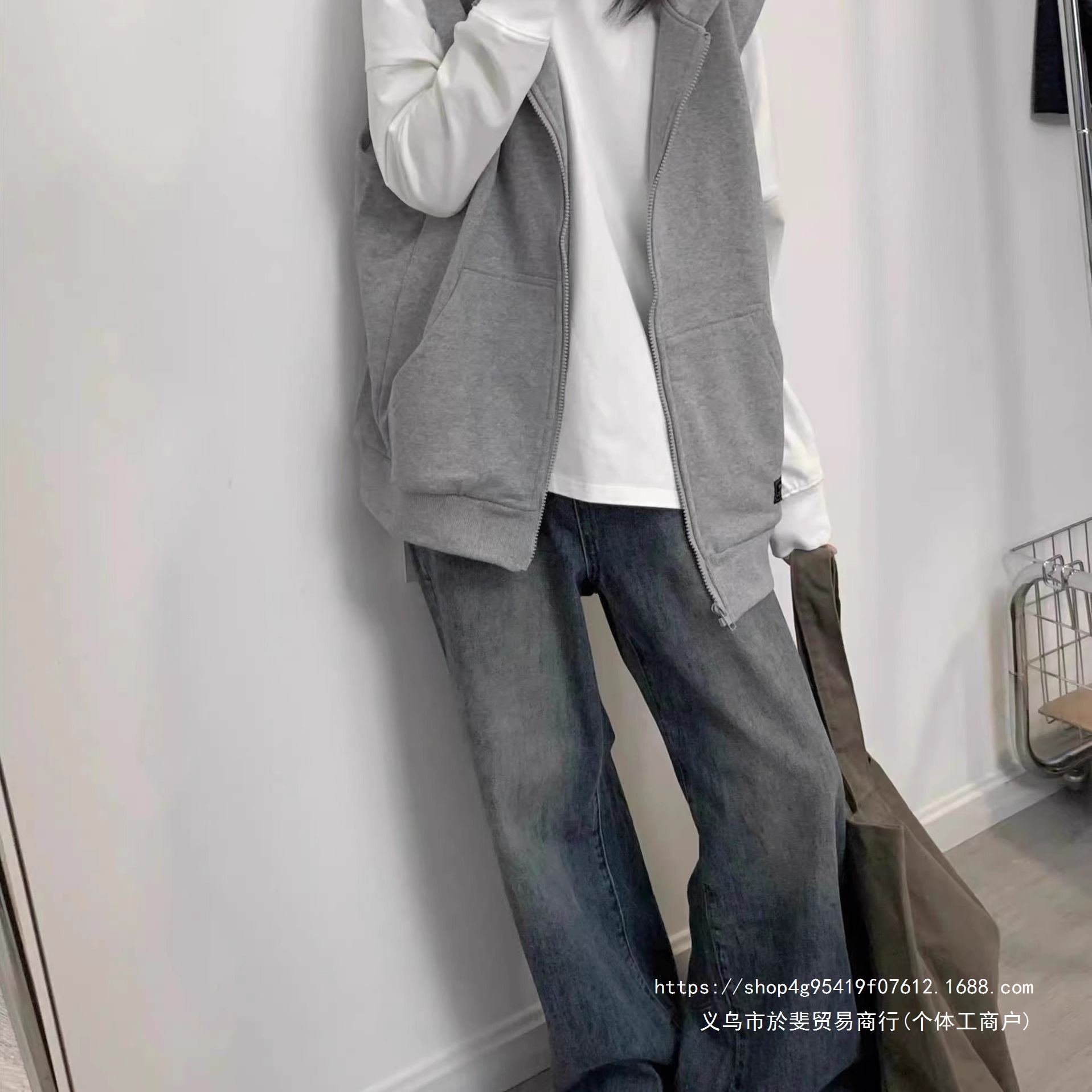 Japanese retro style hooded cardigan vest jacket for women, autumn and winter, solid color, versatile, layering, sleeveless vest sweatshirt.