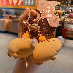 砂雕のカピバラは泡のカピバラのキーホルダーの人形を吐いて漫画のおもちゃを解冻します。
