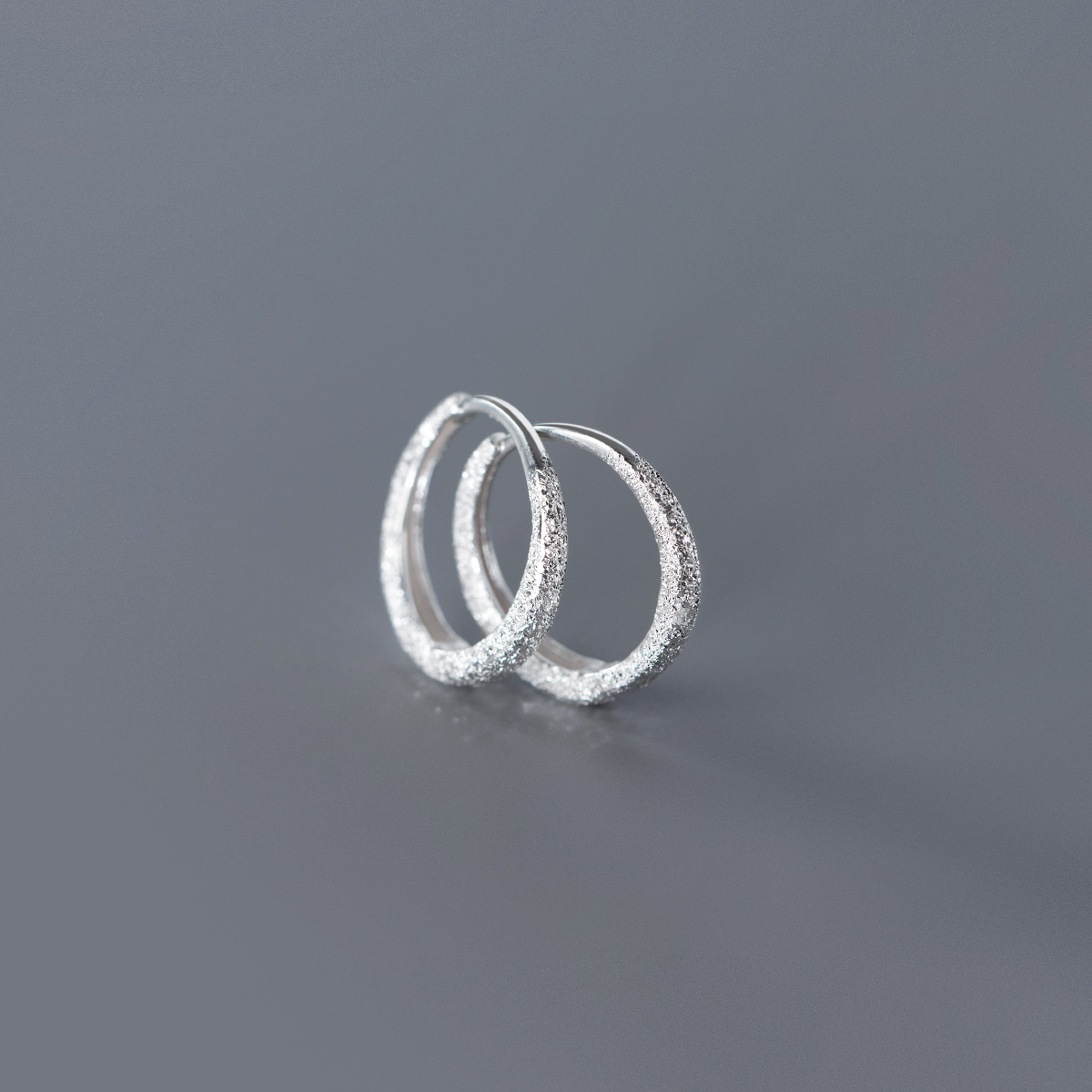 Pendientes de plata de ley S925 que destellan arena como un anillo de oreja de galaxia Pendientes femeninos de diseño de nicho simple y brillante G9108