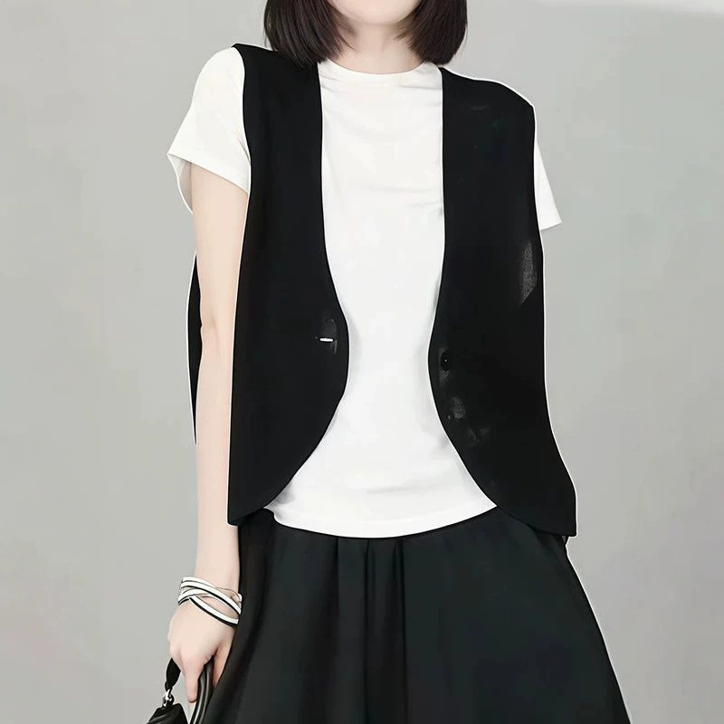 Summer stylish sleeveless vest jacket for layering, fashionable, slimming, loose and versatile, lightweight and hollowed-out top for women.