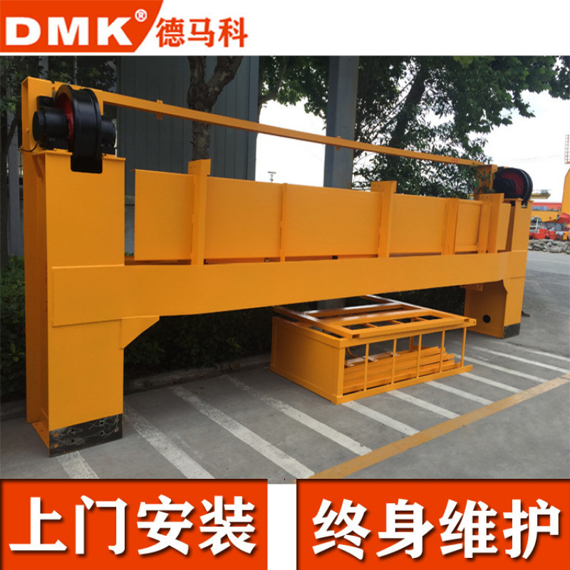 Phone: 15294876656. QZ type bridge crane with grab. Garbage grab crane. Direct sales from the manufacturer