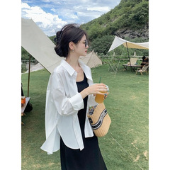 白いシャツの女性の夏の薄いタイプの子供の日焼け止めシャツのコートのカーディガンの上着のデザイン感が小さいです。