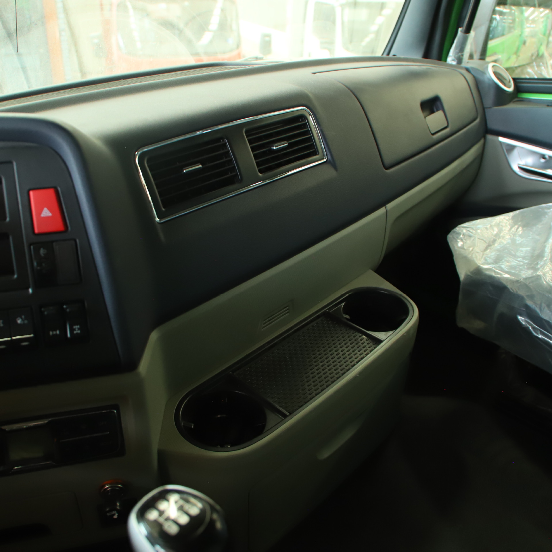 Sinotruk HOWO 380 horsepower dump truck is supplied to Africa, 10-wheel dump truck, front four-wheel rear eight-wheel