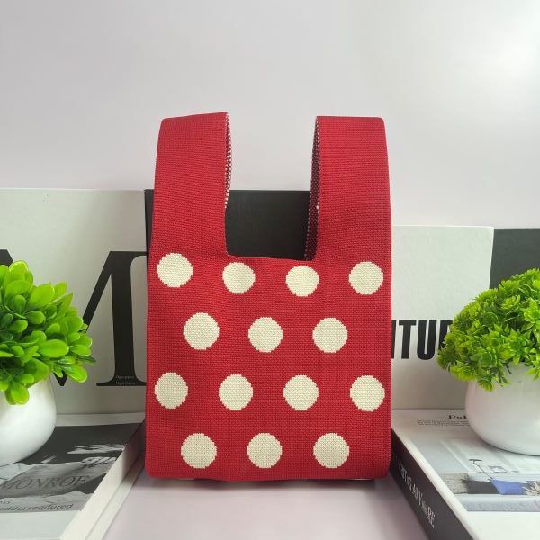 빨간색 배경에 베이지색 물방울 무늬