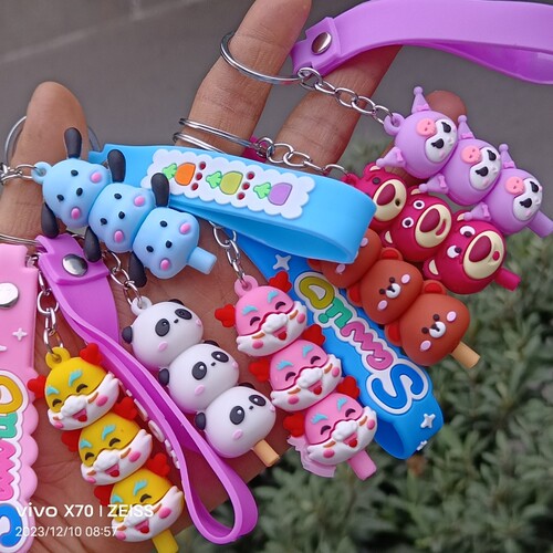 New keychains, mobile phone pendants, sugar babies, lollipops, bells, hot-selling gifts at boutiques and street stalls